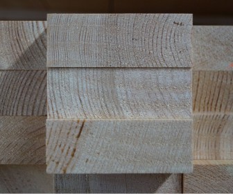 Drewno eukaliptusowe ukÅ‚adane warstwami