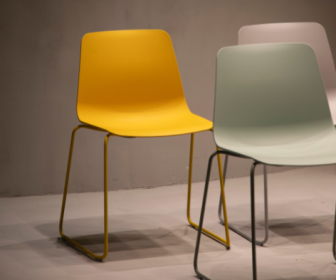 Krzesła tapicerowane czy z tworzywa sztucznego, co lepiej sprawdzi się w restauracji?