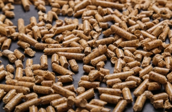 Różnice między pelletami sosnowymi a innymi rodzajami pelletów drzewnych